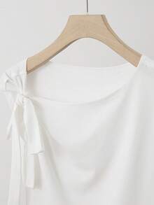 GlowEve Camiseta feminina elegante com decote canoa, barra assimétrica, manga borboleta e detalhe de amarração. - Branco - Ver 3