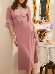 法式优雅长款睡裙，饰有荷叶边蕾丝拼接，宽松浪漫的法式风格女士睡衣 - 藕粉色 - 查看 3