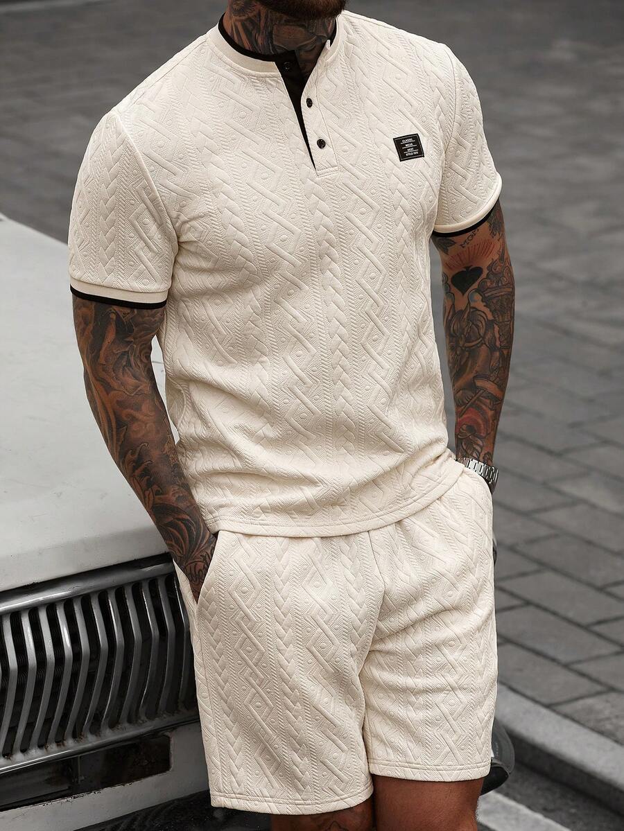 Manfinity CasualCool Bộ áo polo ngắn tay và quần short nam, cài cúc nửa vạt phối màu tương phản, đính họa tiết. - Màu be - Xem 1