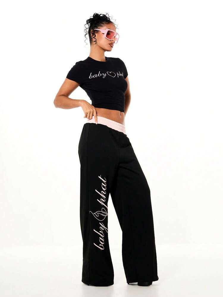 BABYPHAT 발렌타인 데이를 위한 핑크 허리 밴드와 스크립트 텍스트가 있는 콘트라스트 디테일 와이드 레그 스웨트팬츠