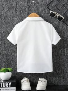 这款男童简约白色短袖衬衫，饰以精致印花图案，清新又不失俏皮。采用优质面料，柔软舒适，适合夏季日常穿着。小巧的图案设计令整体造型更加生动，轻松展现男孩的活力与可爱。无论是日常出行还是聚会，都是一款百搭实用的选择。 - 白色 - 查看 2