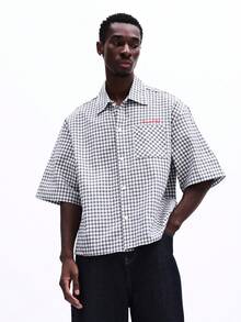 SUMWON 宽松短袖格纹衬衫，带胸袋和刺绣细节，适合休闲周末夏日穿着。 - 黑與白 - 查看 4