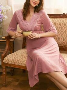 法式优雅长款睡裙，饰有荷叶边蕾丝拼接，宽松浪漫的法式风格女士睡衣 - 藕粉色 - 查看 5