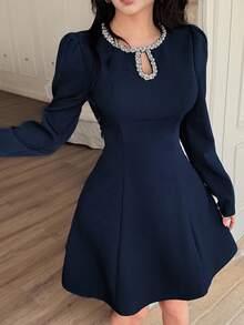 Feyla فستان قصير أنيق بقصة A مع فتحة في الخصر والرقبة مزين بالراين، مناسب للحفلات - أزرق بحري - مشاهدة 3