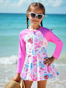 SHEIN Playful Pals 女童连体泳衣，1件装。这款连体泳衣采用裙摆设计，饰有可爱的卡通图案，配有拉链，风格甜美可爱，适合女孩游泳、海滩度假和水上乐园活动。长袖和裙摆设计提供良好的皮肤保护，面料优质。 - 彩色 - 查看 8