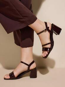 CUCCOO CURVES 女士宽楦高跟凉鞋，夏季时尚通勤之选。 - 咖啡棕 - 查看 3