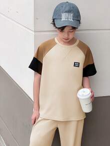 SHEIN 2件套男童休闲韩版宽松撞色圆领T恤和裤子套装，适合通勤、上学、日常休闲、运动、春夏穿着。 - 卡其色 - 查看 3