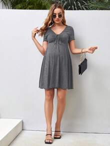 SHEIN Vestido casual de manga corta con cuello en V, plisado y retorcido, de unicolor, para maternidad - Gris Oscuro - Ver 3