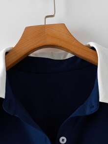 SHEIN LUNE Plus Size Women's Knight Print Short Sleeve Single-Breasted Casual Pocket Shirt Blue And White Shirt Collared Shirt Loose Shirts Oversized Shirts Preppy Tops,Plus-Size Women'S Shirt With A Contrasting Collar, Batwing Sleeves, And Embroidered Design On The Chest. Elegant And Versatile, Suitable For Work Commutes, Summer, Valentine'S Day, Spring/Summer, Beach Occasions, And More. Exudes Elegance.Simple Women Tops,Commute Minimalist Office Old Money Blouset,Commute,Minimalist, Summer Outfits For Women - Navy Blue - View 6