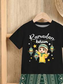 SHEIN 2pcs/Set Young Boy Casual Cartoon Cute Star & Moon Print Arabic Style Minimalist Round Neck Short Sleeve T-Shirt And Shorts Set, Suitable For Spring/Summer, Casual Daily And Home Wear - Multicolor - View 4