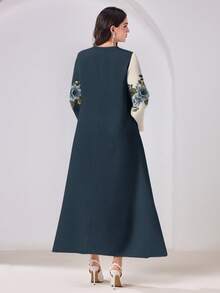 Al Najma فستان عربي محتشم بطبعة زهور وياقة على شكل حرف V وأكمام طويلة