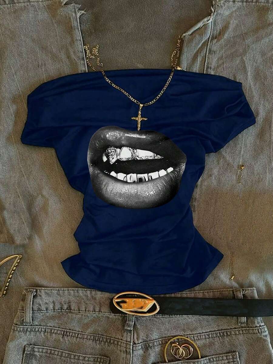 Attitoon 这款休闲复古街头涂鸦唇印褶皱露肩紧身短袖T恤，适合多种场合，包括初秋、复古、学院风、性感、可爱、Y2K、椰子女孩、波西米亚风、嬉皮风、音乐节以及秋冬季。 - 藏蓝色 - 查看 1