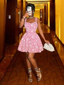 Slaydiva 2025秋冬新款甜美性感优雅粉色露背吊带A字迷你连衣裙，适合聚会、派对、夜店、新年、节日、圣诞节、约会、日常出行、旅游、购物、机场穿搭、早午餐穿搭、婚礼宾客穿搭、生日派对等场合。