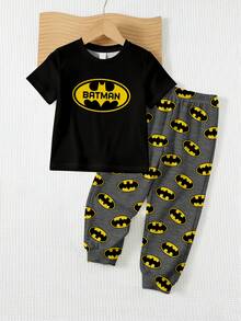 BATMAN X SHEIN 2件套男婴休闲宽松舒适可爱卡通图案复古短袖T恤和短裤套装，适合动漫迷，春夏款 - 彩色 - 查看 2