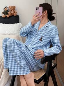 DAZY Bộ đồ ngủ nữ 2 món gồm áo khoác cardigan dài tay và quần dài, họa tiết kẻ caro thêu. - Xanh và trắng - Xem 8