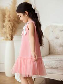 SHEIN Elladie kids 新品上市！这款无袖连衣裙专为年轻女孩设计，风格时尚优雅，尽显少女气质。圆领设计，饰以精致的薄纱拼接、手工缝制的珠饰以及薄纱滚边下摆，舒适时尚兼具，散发着甜美可爱的魅力。