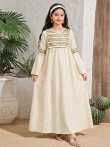 SHEIN Áo Jalabiya họa tiết hoa cho bé gái tuổi teen, đầm midi in hoa thêu tinh tế kiểu cổ điển, đầm dài tay truyền thống tối giản thoải mái cho bé gái tuổi teen, phù hợp cho mùa xuân/hè, kiểu dáng Ramadan cho gia đình đi nghỉ mát, đầm dài tay kín đáo thanh lịch cho bé gái tuổi teen, áo Abaya cầu nguyện, thoải mái dễ chịu, trang phục thường ngày, phong cách nghỉ dưỡng, áo Kaftan kín đáo, áo Jalabiya trẻ em, áo Jalabiya cho bé gái. - trắng - Xem 7