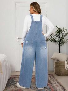 EMERY ROSE Macacão Jardineira Casual Versátil com Bolsos e Efeito Desgastado em Plus Size - Lavagem clara - Visão 2