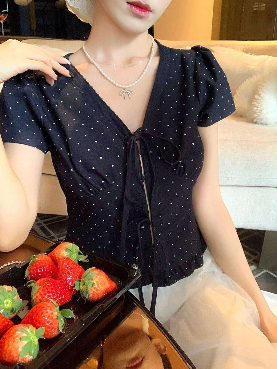 DAZY 女士波点V领系带休闲通勤短袖衬衫 - 黑色 - 查看 1