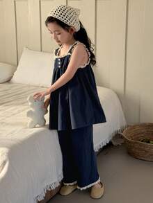 DAZY Bộ đồ ngủ mùa hè 2 món cho bé gái, gồm áo hai dây và quần short phối ren bèo nhún tương phản dễ thương. - Màu xanh hải quân - Xem 2