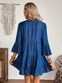 Vestido de muñeca suelto con efecto de mezclilla, cuello en V, volantes en capas en el bajo, hombros caídos para mujer, estilo occidental y casual de LanaWest - Azul - Ver 2