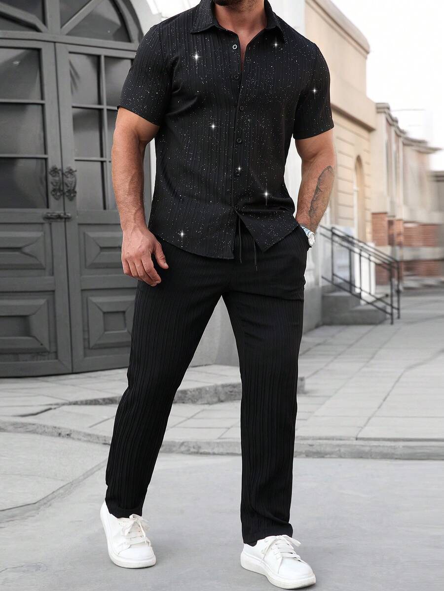 Manfinity Homme 一套男士优雅黑色提花面料浪漫亮片短袖衬衫和抽绳腰裤，适合春、夏、秋季各种场合，如派对、鸡尾酒会、沙龙、休闲度假、聚会、简约办公、时尚商务、通勤等。可单穿，也可搭配休闲装或正装。经典Samue衬衫套装，自用或送礼皆宜。 - 黑色 - 查看 1