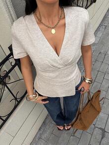 Siren Gaze 深V领荷叶边短袖修身女式T恤，时尚通勤风腰部荷叶边不对称下摆V领女士上衣，优雅荷叶边女式衬衫 - 杏色 - 查看 7