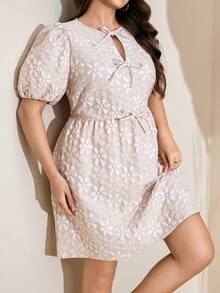 Comfylo Đầm hè cỡ lớn, váy ngắn vải jacquard họa tiết, đầm có nơ và túi trước, đầm ngắn thắt eo, đầm tay ngắn cổ tròn, trang phục ngày Valentine, trang phục lễ hội âm nhạc, trang phục hẹn hò, đầm ngày Valentine, đầm dạ hội tốt nghiệp, đầm phù dâu. - Màu be - Xem 8