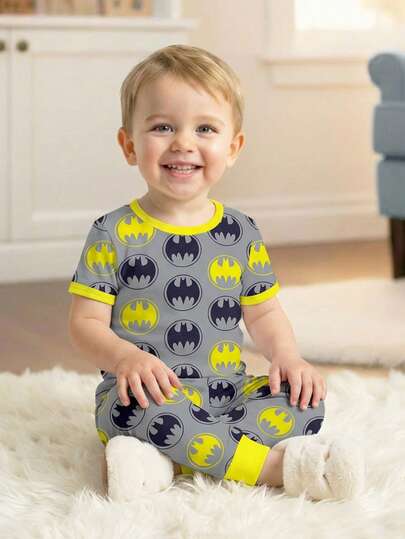 BATMAN X SHEIN Young Boy Casual Minimalist Fashion Classic Stylish Retro Cool Anime Logo Graphic Crew Neck Short Sleeve Top And Pants Snug Fit Pajama Set, Suitable For Spring/Summer