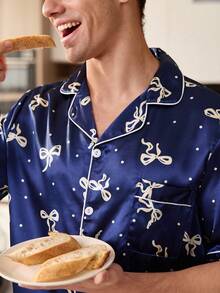 SHEIN Conjunto de pijama de camisa y pantalones con estampado de mariposa de seda sintética para hombre - Azul Marino - Ver 4