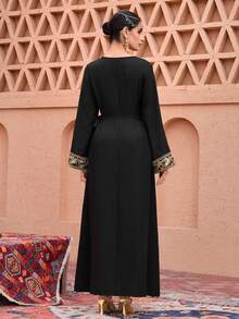 Al Najma 纯色仿亚麻面料圆领长袖连衣裙，腰部饰有装饰性缎带系带，优雅日常穿着 - 黑色 - 查看 2