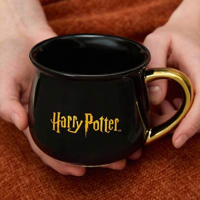 HARRY POTTER X SHEIN 1 Chiếc cốc sứ đen 14 oz/400 ml có in huy hiệu trường đại học (tay cầm màu vàng, không dùng được trong lò vi sóng và không kèm nắp), Quà tặng, Mùa tựu trường