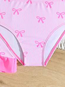 SHEIN 3件套女童泳装套装，春夏沙滩泳装。包含吊带泳衣上衣和裙式罩衫。可爱的蝴蝶结图案让女孩更显甜美，荷叶边下摆设计甜美可爱。女童泳裙套装，霓虹粉色泳衣，女童两件套粉色泳衣套装。 - 粉色 - 查看 6