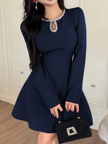 Feyla فستان قصير أنيق بقصة A مع فتحة في الخصر والرقبة مزين بالراين، مناسب للحفلات - أزرق بحري - مشاهدة 1