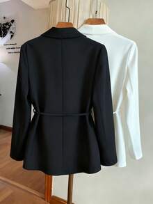 GlowEve CURVE 大码纯色披肩领设计，简约百搭，适合商务、办公和日常穿着。可搭配披肩领系带休闲西装外套，打造休闲西装造型。必备女士春季穿搭、春假旅行服装、节日盛装、女士度假装、女士通勤装、职场上衣、女士商务正装、束腰系带西装外套、女士西装大衣、女士办公西装外套、女士西装夹克。 - 黑色 - 查看 2