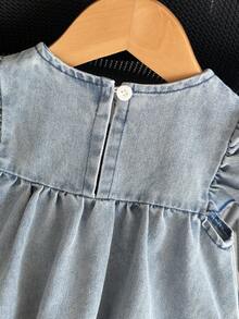 SHEIN Vintaside Kids 女婴牛仔连衣裙，饰有3D立体花朵图案，可爱时尚，适合春夏穿着。 - 藍色 - View 8