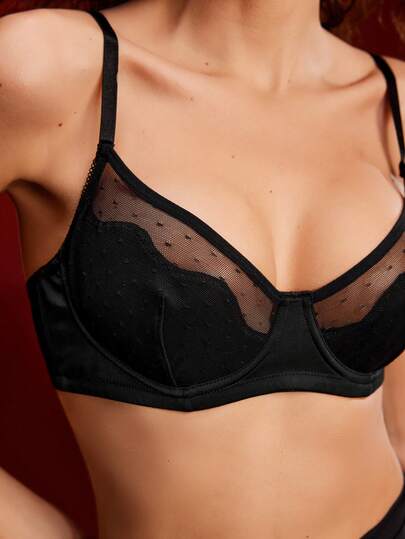 1件女士黑色钢圈文胸，缎面和撞色蕾丝装饰，模杯