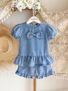 Ljusblå, tvättad, avslappnad, lös, söt denimtopp med volangkant för unga flickor. Med lösa, raka denimshorts med volangkant och resår i midjan. Tillverkad av lätt, mjuk bomullsdenim. Ett måste för moderiktiga tjejer. Lämplig för vår-/sommarkläder. Enkel och snygg för vardagsaktiviteter, utflykter och sammankomster. Ny designad för höstsäsongen 2025. - Mediumtvätt - Visa 4