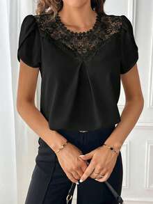 SHEIN Clasi Áo kiểu nữ mùa hè giản dị, phong cách nghỉ mát, màu trơn, phối ren xuyên thấu, tay áo xếp ly. - màu đen - Xem 3
