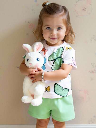 Baby Girls Cute Floral Print Fashion Round Neck Short Sleeve T-Shirt And Shorts Set, Suitable For Parties And Gatherings. Butterfly Print Round Neck T-Shirt Paired With Green Shorts, Butterfly Pattern Design, Lightweight And Comfortable For Spring/Summer. Fashionable Casual Outfit, Suitable For Street, Outdoor, Picnic, School, Holidays, And Gifts.