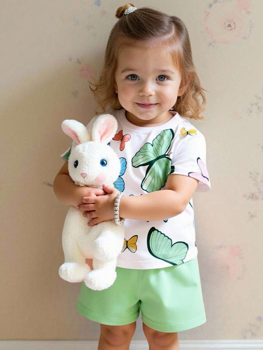 Baby Girls Cute Floral Print Fashion Round Neck Short Sleeve T-Shirt And Shorts Set, Suitable For Parties And Gatherings. Butterfly Print Round Neck T-Shirt Paired With Green Shorts, Butterfly Pattern Design, Lightweight And Comfortable For Spring/Summer. Fashionable Casual Outfit, Suitable For Street, Outdoor, Picnic, School, Holidays, And Gifts.