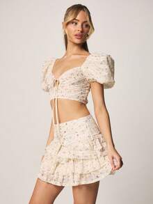 MISSGUIDED توب قصير بأكمام منفوخة وربطة أمامية مزخرف بالتطريز الإنجليزي مع تفاصيل مجعدة وياقة على شكل قلب للحفلات الصيفية في الحديقة - متعدد الألوان - مشاهدة 4