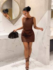 Slaydiva 2025新款船领无袖褶裥露背珍珠链装饰A字迷你连衣裙，棕色弹力缎面，适合生日派对、鸡尾酒会、情人节、万圣节、圣诞节、婚礼等场合。