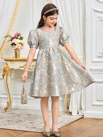 SHEIN 这款优雅的方领泡泡袖提花A字连衣裙，采用腰果色和佩斯利花纹，裙摆呈蛋糕状，适合春夏穿着，也适合家庭度假、节日、正式场合、派对、生日、日常穿着、节日庆典、家庭聚会、姐妹装等场合，可爱、优雅、复古时尚。适合妈妈、女儿、姐妹穿着。