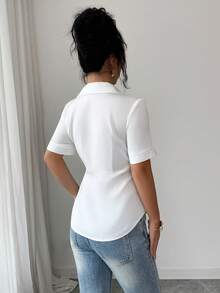 Modelyn Kemeja Lengan Pendek dengan Kerah Satin dan Tali Ikat Pinggang, Gaya Elegan, Musim Semi/Panas - Putih - View 2