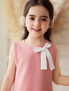 SHEIN Elladie kids 新品上市！这款无袖连衣裙专为年轻女孩设计，风格时尚优雅，尽显少女气质。圆领设计，饰以精致的薄纱拼接、手工缝制的珠饰以及薄纱滚边下摆，舒适时尚兼具，散发着甜美可爱的魅力。