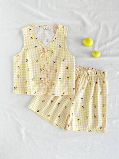 SHEIN Vintaside Kids 这款夏季套装包含一件黄色格子无袖开衫背心和一条中高腰短裤，适合青少年和成人穿着，清新复古，简约优雅，充满乡村风情。面料厚度适中，宽松舒适，印有柠檬格子图案。开衫V领处饰有蝴蝶结。适合上学、野餐、居家休闲、运动和参加派对等各种场合。