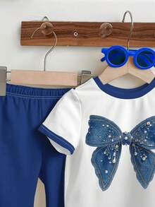 SHEIN 两件套少女休闲可爱珍珠蝴蝶结印花T恤和喇叭裤，时尚学院风、度假风、返校季必备，圆领短袖T恤搭配喇叭裤，适合夏季、日常休闲穿着，百搭基础款