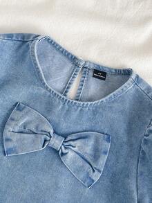 Ljusblå, tvättad, avslappnad, lös, söt denimtopp med volangkant för unga flickor. Med lösa, raka denimshorts med volangkant och resår i midjan. Tillverkad av lätt, mjuk bomullsdenim. Ett måste för moderiktiga tjejer. Lämplig för vår-/sommarkläder. Enkel och snygg för vardagsaktiviteter, utflykter och sammankomster. Ny designad för höstsäsongen 2025. - Mediumtvätt - Visa 7