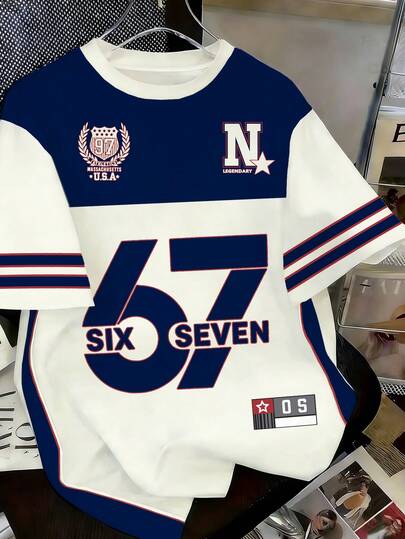 SHEIN Streecool Kids 男童休闲时尚创意个性化清新高端简约数字67徽章五角星条纹藏青色和米色组合字母标语图案印花休闲基础款短袖T恤，舒适日常穿着，温暖的夏秋款式，适合春、夏、秋季穿着。儿童数字T恤